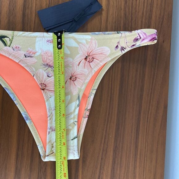 Triangl floral pattern swimsuit bottom size L - Picture 6 of 6